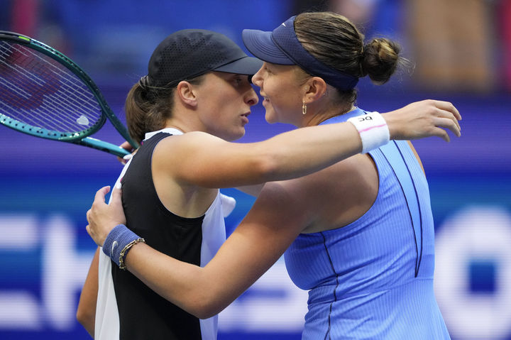 [뉴욕=AP/뉴시스]테니스 여자 단식 아니시모바, 시비옹테크에 설욕. 2025.09.03.