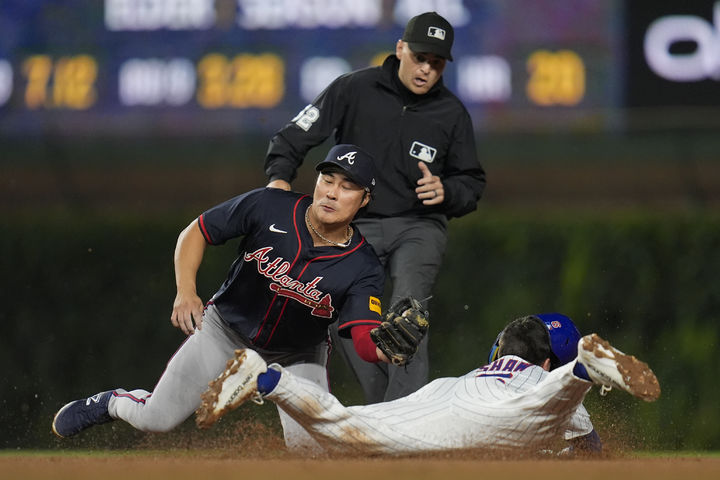 [시카고=AP/뉴시스] 애틀랜타 브레이브스 유격수 김하성이 3일(현지 시간) 미 일리노이주 시카고의 리글리 필드에서 열린 2025 메이저리그 시카고 컵스와 경기 5회 말 매트 쇼의 2루 도루를 잡아내고 있다. 김하성은 4타수 1안타(홈런) 3타점 1득점 1삼진을 기록했고, 애틀랜타는 5-1로 승리했다. 2025.09.04. 