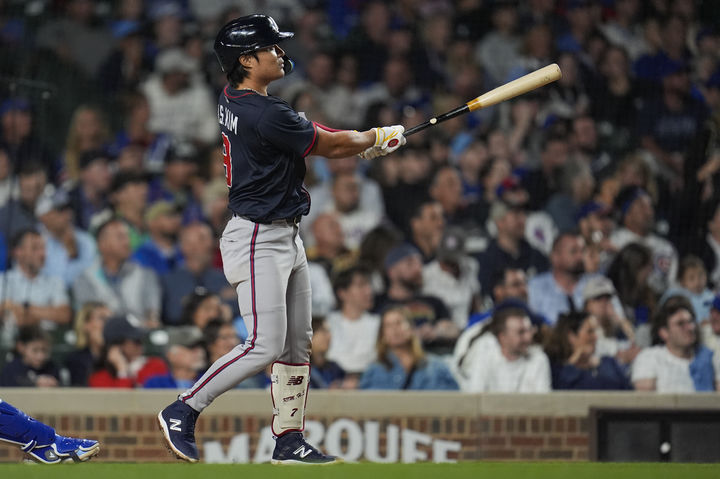 [시카고=AP/뉴시스] 애틀랜타 브레이브스의 김하성이 3일(현지 시간) 미 일리노이주 시카고의 리글리 필드에서 열린 2025 메이저리그 시카고 컵스와 경기 7회 초 3점 홈런을 치고 있다. 2025.09.04. 