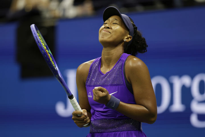 [뉴욕=AP/뉴시스] 오사카 나오미(24위·일본)가 3일(현지 시간) 미국 뉴욕의 빌리진킹 내셔널 테니스 센터에서 열린 US 오픈 여자 단식 8강전에서 카롤리나 무호바(13위·체코)를 물리친 후 기뻐하고 있다. 오사카가 2-0(6-4 7-6)으로 이기고 4강에 올라 어맨다 아니시모바(9위·미국)와 결승 진출을 다툰다. 2025.09.04.