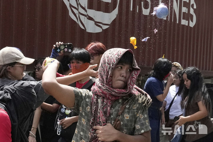 Protesters throw balloons f[마닐라=AP/뉴시스] 필리핀 마닐라 시민들이 4일 국회의원과 건설업체의 홍수 방지 비용 유용 등 부패에 항의하는 시위를 벌이고 있다. 일부 시위대는 오물이 든 풍선을 공공사업부 건물에 던지기도 했다. 2025.09.18.