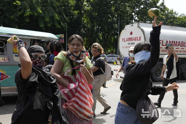 [마닐라=AP/뉴시스] 필리핀 마닐라 시민들이 4일 국회의원과 건설업체의 홍수 방지 비용 유용 등 부패에 항의하는 시위를 벌이고 있다. 2025.09.18.