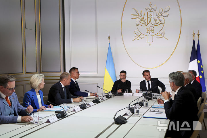 [AP/뉴시스] 4일 파리 엘리제궁에서 에마뉘엘 마크롱 대통령 주재로 우크라지원 의지연합 정상 대화가 진행되었다. 연합 구성 30개국 대표는 직접참석 혹은 온라인으로 참여했다. 사진&nbsp; 왼족과 중앙에 벨기에 총리, 유럽연합 집행위원장, 폴란드 총리, 핀란드 대통령, 우크라이나 대통령과 프랑스 대통령 등이 보인다. 