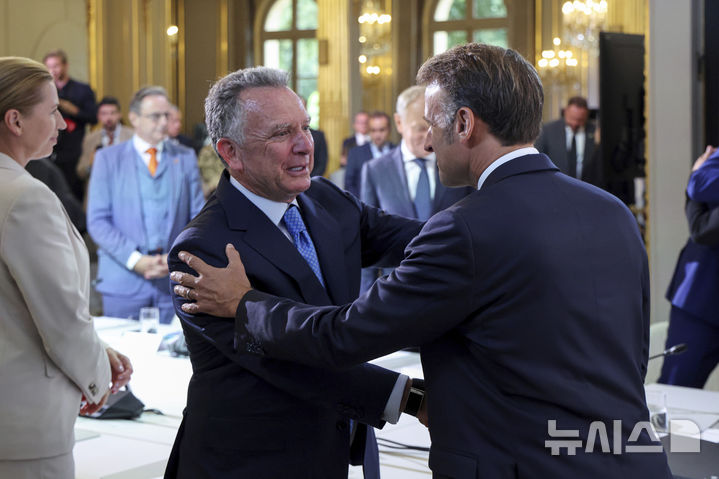 [AP/뉴시스] 4일 파리 엘리제궁 진행의 우크라 지원&nbsp; 유럽지도자 대화 자리에 미국의 스티브 위트코프 특사가 합석하자 프랑스의 마크롱 대통령이 환영하고 있다. 덴마크 총리, 폴란드 총리 및 벨기에 총리가 보인다. 