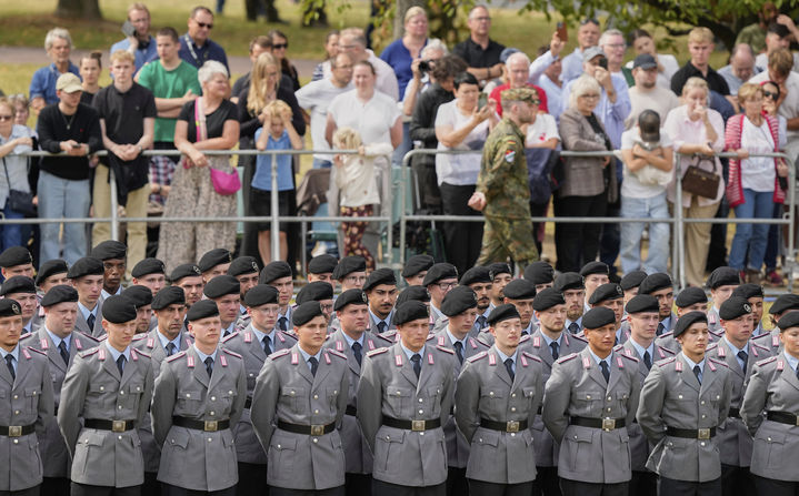 [뒤셀도르프=AP/뉴시스] 독일 뒤셀도르프 노르트라인-베스트팔렌주 의사당 앞에서 연방군 신병들이 가족이 지켜보는 가운데 입대식을 하고 있다. 독일은 2011년 징병제를 중단하고 전면적으로 모병제(자원입대)를 실시하고 있으나 러시아의 군사적 위협에 대비해 유사시 징병제를 부활하는 내용이 담긴 새 병역제도를 마련했다. 2025.09.05