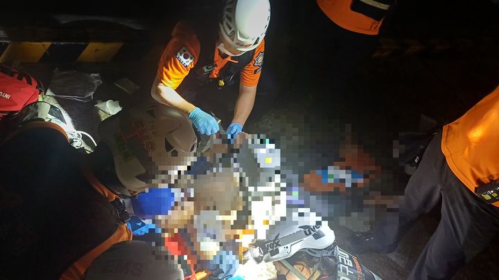 [태안=뉴시스] 지난 3일 오후 10시54분께 충남 태안군 소원면 모항항에서 바다에 빠진 차량 안에서 심정지 상태로 구조된 60대 운전자를 소방대원이 심폐소생술을 하고 있다. (사진=태안소방서 제공) 2025.09.04. spark@newsis.com&nbsp;&nbsp; *재판매 및 DB 금지