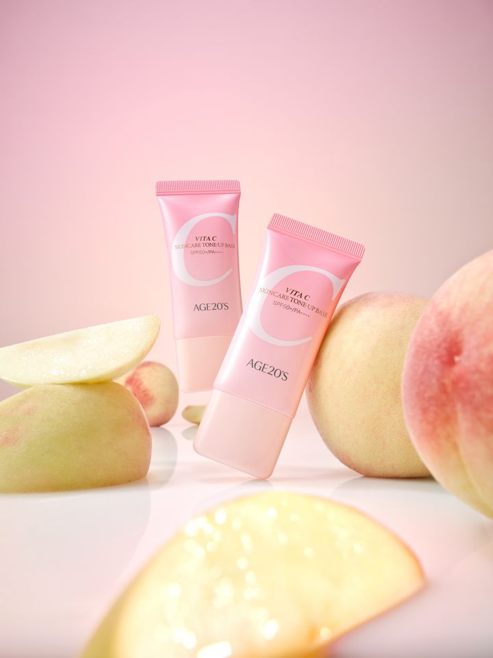 [서울=뉴시스] 애경산업이 전개하는 AGE20’S(에이지투웨니스)가 핑크빛 톤으로 피부를 균일하게 정돈해 주는 '비타씨 스킨케어 톤업 베이스(VITA C SKINCARE TONE-UP BASE)'를 일본 시장에 선보였다고 4일 밝혔다. (사진=애경산업 제공) *재판매 및 DB 금지