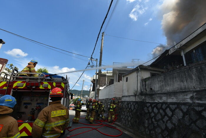 [대전=뉴시스] 지난 3일 낮 대전시 동구 가양동 단독주택에서 불이 나 현장에 출동한 소방대원이 진화에 나서고 있다. (사진=대전소방본부 제공) 2025.09.04. photo@newsis.com *재판매 및 DB 금지