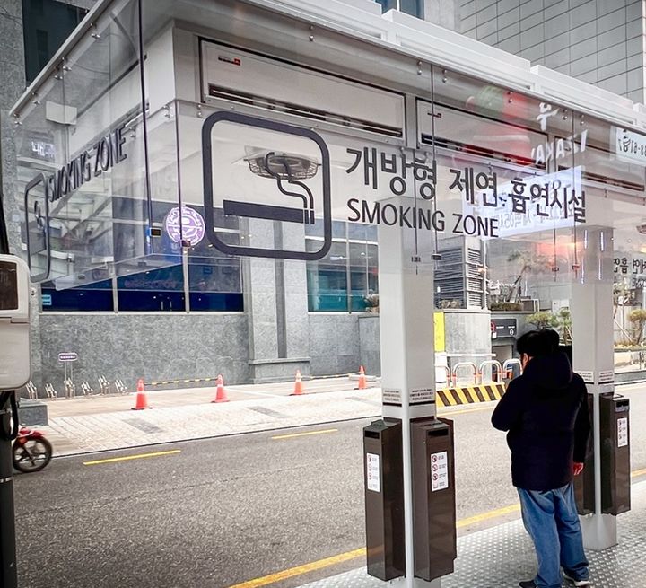 '2025 대한민국 공공디자인대상' 대통령상에 선정된 서울 서초구청의 개방형 제연 흡연시설. (사진=문화체육관광부 제공) *재판매 및 DB 금지