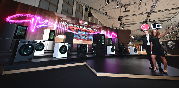 [베를린=뉴시스]LG전자가 현지시간 5일부터 독일 베를린에서 열리는 유럽 최대 가전 전시회 ‘IFA 2025’에 참가한다. LG전자는 전시관 입구에 AI홈 허브 ‘씽큐 온’의 지휘 아래 다양한 가전들이 서로 연결되며 고객의 일상을 업그레이드 하는 'LG AI홈'을 형상화한 'LG AI 가전의 오케스트라' 연출 공간을 마련했다. (사진=LG전자 제공) photo@newsis.com *재판매 및 DB 금지