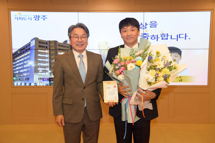 3일 광주광역시청에서 열린 유공자 표창 수여식에서 최이규 쿠팡 물류정책팀 상무(오른쪽)와 강기정 광주광역시장이 기념 촬영을 하고 있다.(사진=쿠팡 제공) *재판매 및 DB 금지