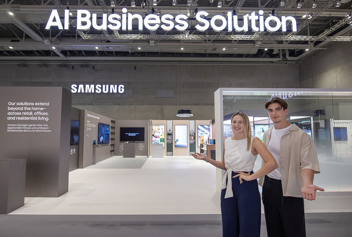 [베를린=뉴시스]오는 5일부터 9일(현지시간) 'IFA 2025'가 열리는 독일 베를린 '메세 베를린(Messe Berlin)'의 '시티큐브 베를린(City Cube Berlin)'에 위치한 삼성전자 전시관에서 삼성전자 모델이 AI 비즈니스 솔루션' 존을 소개하고 있다. (사진=삼성전자 제공) photo@newsis.com *재판매 및 DB 금지
