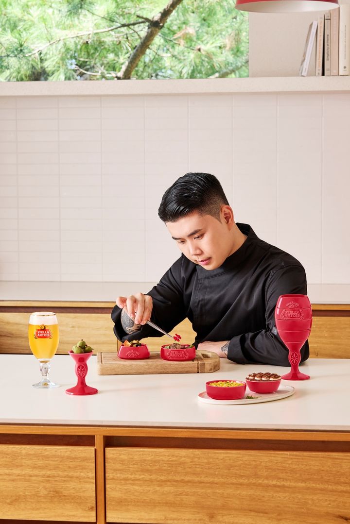 [서울=뉴시스] 벨기에 맥주 브랜드 스텔라 아르투아 브랜드 앰버서더 권성준 셰프. (사진=스텔라 아르투아 제공)&nbsp; *재판매 및 DB 금지