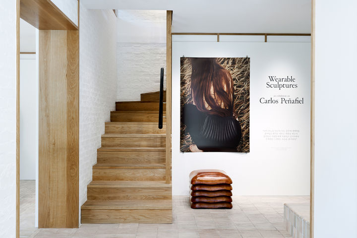 [서울=뉴시스] 삼성물산 패션부문은 자사가 전개하는 프랑스 브랜드 르메르(LEMAIRE)가 서울 한남 플래그십 스토어에서 공예가 '카를로스 페냐피엘(Carlos Peñafiel)' 전시를 진행한다고 4일 밝혔다.(사진=삼성물산 패션부문 제공) *재판매 및 DB 금지