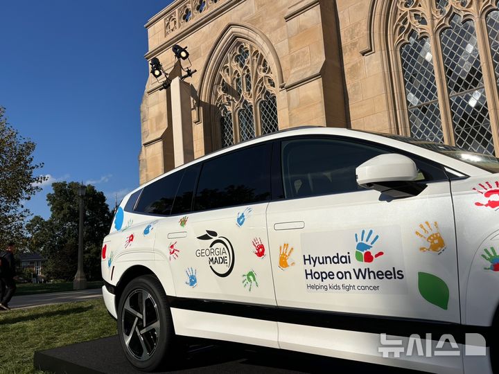 [워싱턴=뉴시스]이윤희 특파원 = 현대자동차그룹 북미 사회공헌 프로그램인 '현대 호프 온 휠스(Hyundai Hope On Wheels : 바퀴에 희망을 싣고)' 27주년 기념 행사가 열린 3일(현지 시간) 미 워싱턴DC 워싱턴 국립 대성당에 현대차가 전시돼 있다. 2025.09.04.