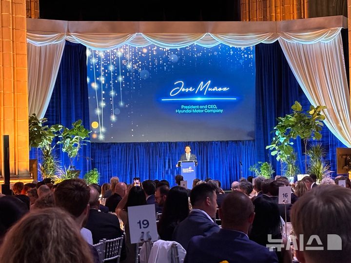 [워싱턴=뉴시스]이윤희 특파원 = 호세 무뇨스 현대자동차그룹 사장이 3일(현지 시간) 미 워싱턴DC 워싱턴 국립 대성당에서 열린 북미 사회공헌 프로그램인 '현대 호프 온 휠스(Hyundai Hope On Wheels : 바퀴에 희망을 싣고)' 27주년 기념 행사에서 기념사를 하고 있다. 2025.09.04.