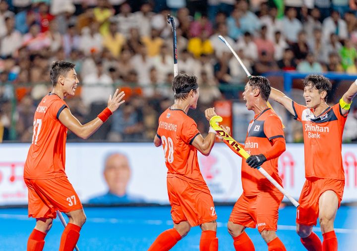 [서울=뉴시스]한국 남자 하키 대표팀이 3일(현지 시간) 인도 비하르주 라즈기르에서 열린 '남자 하키 아시아컵 2025' 인도와의 4강 리그 1차전에서 역전에 성공한 뒤 기뻐하고 있다. 이날 한국은 인도에 2-2로 비겼다. (사진=대한하키협회 제공) 2025.09.04. photo@newsis.com *재판매 및 DB 금지