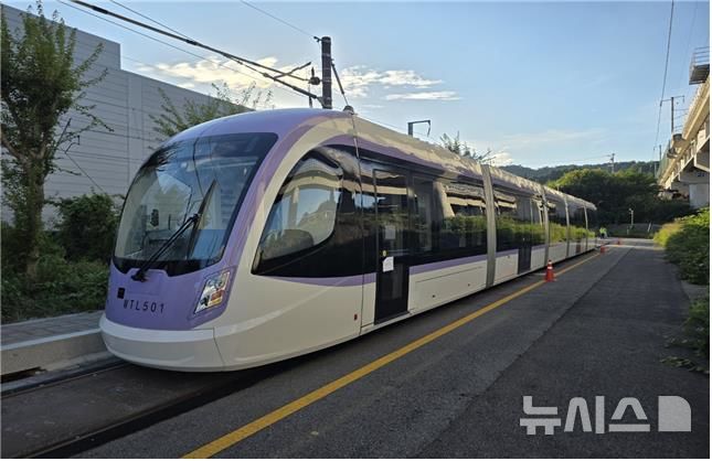 [서울=뉴시스]위례선(트램) 차량.