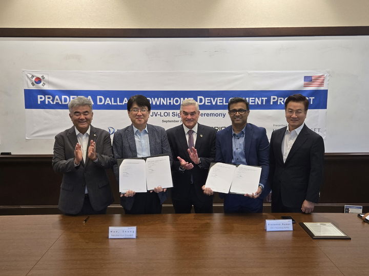 왼쪽부터 정원주 대우건설 회장, 한승 대우건설 해외사업단장, 데이비드 브리스톨 (David F. Bristol) Prosper 시장, 프라사나 쿠마르(Prassana Kumar) Orion RE Capital CEO, 전유훈 한강에셋자산운용 총괄대표. (사진=대우건설 제공) *재판매 및 DB 금지