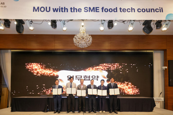 [서울=뉴시스] 식품안전정보원은 한국식품저장유통학회 등 26개 기관 및 기업들과 'K-푸드테크 관·산·학 통합 업무협약'을 지난달 27일 여수 디오션리조트에서 체결했다고 4일 밝혔다. (사진=식품안전정보원 제공) 2025.09.04. photo@newsis.com *재판매 및 DB 금지