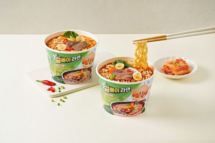 [대전=뉴시스]대전지역 대표 브랜트 꿈돌이를 활용한 굿즈 개발이 한창인 가운데 대전시가 꿈돌이 라면에 이어 꿈돌이 컵라면을 출시했다. 2025. 09. 04 photo@newsis.com *재판매 및 DB 금지