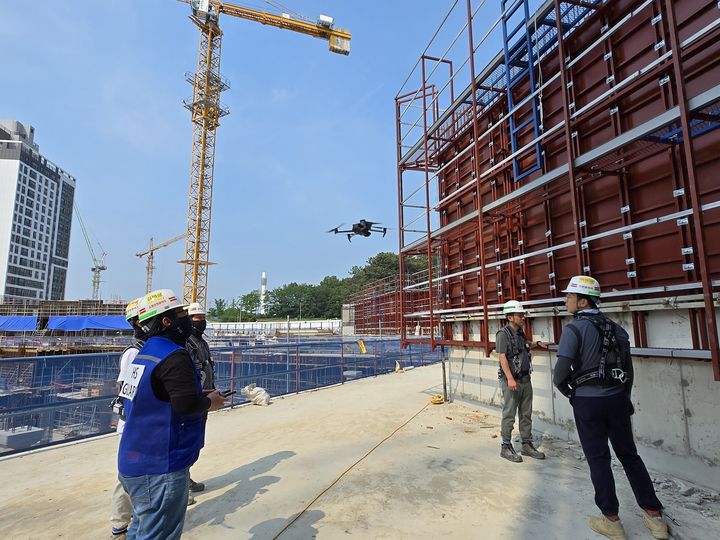 HDC현대산업개발 시공 현장에서 드론을 활용해 현장 관리를 하는 모습. (사진=HDC현대산업개발 제공) *재판매 및 DB 금지