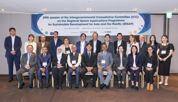 [서울=뉴시스] 지난 2일부터 4일까지 서울에서 개최된 제29차 유엔 아태경제사회위원회(UNESCAP)에 참석한 관계자들이 기념촬영하고 있다. (사진=우주항공청 제공) 2025.09.04. photo@newsis.com *재판매 및 DB 금지