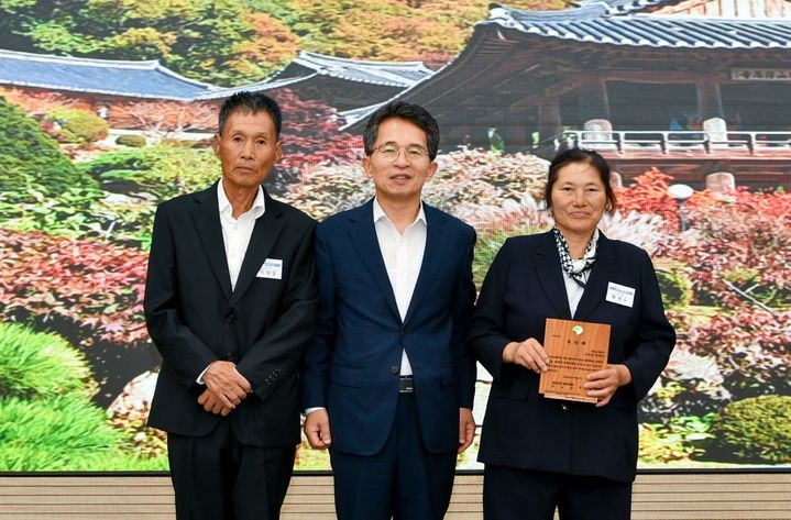  [영주=뉴시스] '자랑스러운 시민상' 첫 수상자에 선정된 이대성·황영숙 부부가 표창패를 받은 후 유정근 영주시장 권한대행과 기념사진을 찍고 있다. (사진=영주시 제공) 2025.09.04. photo@newsis.com *재판매 및 DB 금지