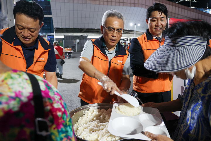 [대전=뉴시스] 대전대에서 급식봉사를 하고 있는 목원대학교 이희학 총장. (사진=목원대 제공) 2025.09.04. photo@newsis.com&nbsp; *재판매 및 DB 금지