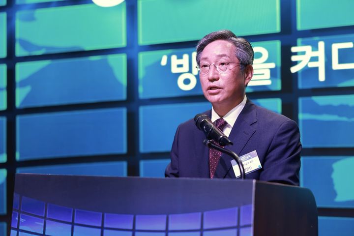 [서울=뉴시스] 지난 3일 열린 제62회 방송의 날 기념식에서 방문신 한국방송협회 회장이 환영사를 하고 있다. (사진=한국방송협회 제공) 2025.09.04. photo@newsis.com *재판매 및 DB 금지