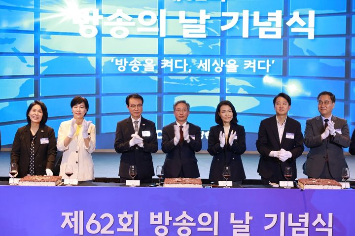 [서울=뉴시스] 방송의 날 축하연 단체 사진. (사진=한국방송협회 제공) 2025.09.04. photo@newsis.com *재판매 및 DB 금지