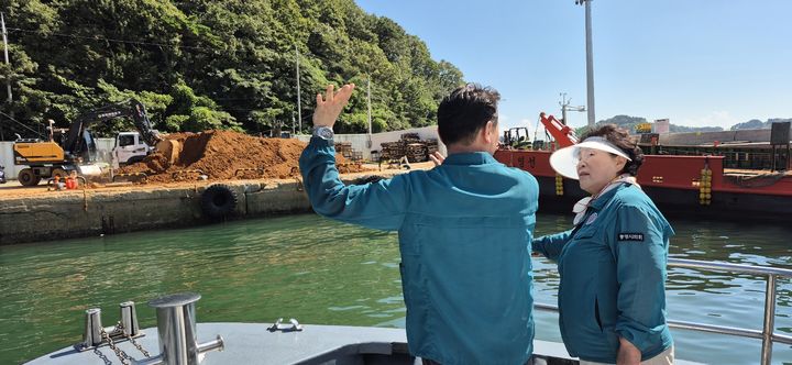 [통영=뉴시스] 경남 통영시의회는 지난 3일 6년만에 발령된 적조주의보와 관련해 산양읍 해역을 찾아 적조 방제 현장을 점검하고 관계 공무원 및 어업인들을 격려했다. 통영시의회 배도수 의장(사진, 오른쪽)이 시 관계자로부터 현장 설명을 듣고 있는 모습. (사진=통영시 제공) 2025.09.04. photo@newsis.com *재판매 및 DB 금지