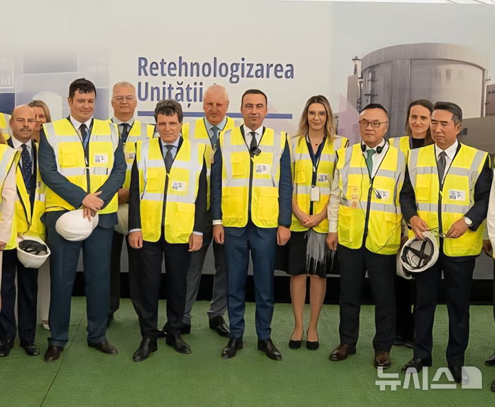 [세종=뉴시스]한수원이 3일(현지시간) '루마니아 체르나보다 원전 설비개선사업' 착공식을 가졌다. 첫째줄 왼쪽에서 두 번째 부터 코스민 기짜 SNN(발주사) 사장, 니큐쇼르 단 루마니아 대통령, 보그단 이반 루마니아 에너지부 장관, (여성 오른쪽)황주호 한수원 사장, 임갑수 주 루마니아 대한민국 대사.(사진=한수원 제공)