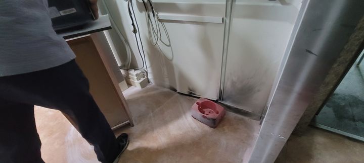 [양산=뉴시스] 경남 양산시의 한 요양병원에서 에어컨 전선에서 발생한 불꽃을 병원 관계인이 소화기로 불을 끄고 있다. (사진=양산시 제공) 2025.09.04. photo@newsis.com *재판매 및 DB 금지