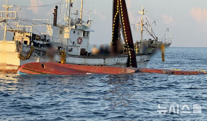 [제주=뉴시스] 4일 오전 제주 비양도 해상에서 어선 전복 사고가 발생해 해경이 수습에 나서고 있다. (사진=제주해양경찰서 제공) 2025.09.04. photo@newsis.com