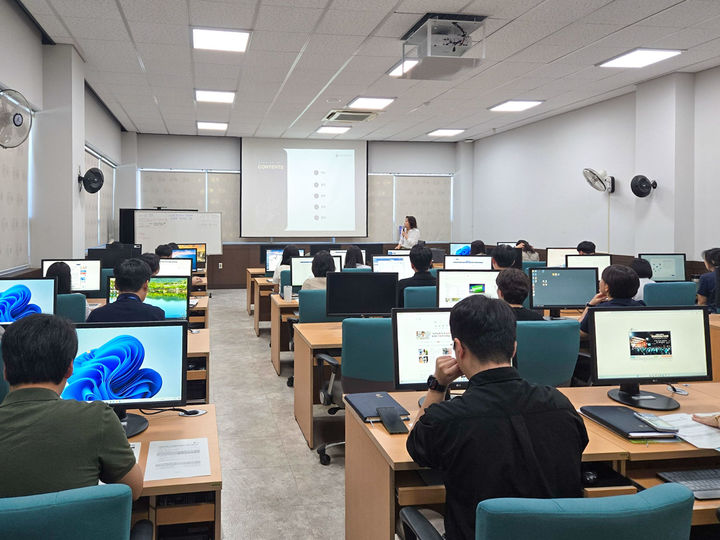 [창녕=뉴시스] 창녕군 정보화교육장에서 공무원들이 순회 법제 교육을 하고 있다. (사진= 창녕군 제공) 2025.09.04. photo@newsis.com *재판매 및 DB 금지