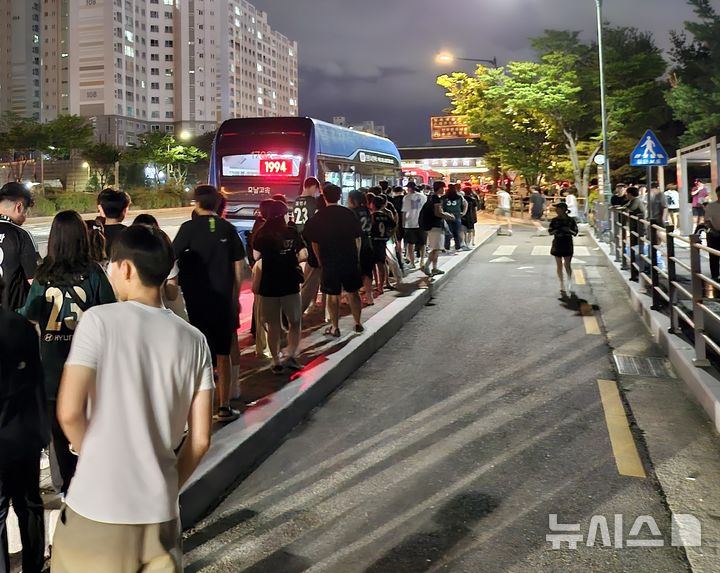 [전주=뉴시스]윤난슬 기자 = 전북 전주시는 프로축구 K리그 선두를 달리는 전북현대모터스FC의 조기 우승을 염원하며 오는 13·20일 전주월드컵경기장으로 향하는 '1994 특별노선'을 확대 운영한다고 4일 밝혔다. (사진=전주시 제공) photo@newsis.com 