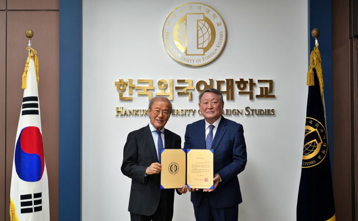 [서울=뉴시스] 윤윤수 미스토홀딩스 회장(왼쪽)과 박정운 총장이 발전기금 기부 증서와 함께 기념사진을 촬영하고 있다. (사진=한국외대 제공) 2025.09.04. photo@newsis.com *재판매 및 DB 금지