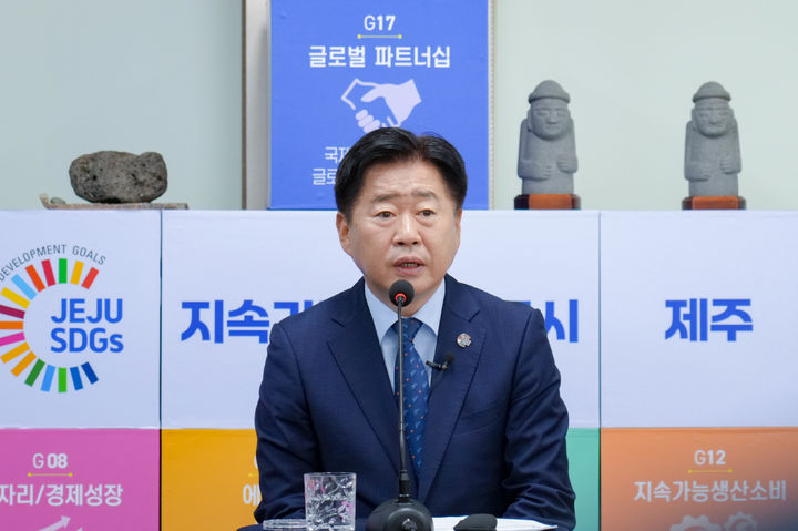 [제주=뉴시스] 오영훈 제주도지사는 4일 오전 제주도청 소통회의실에서 열린 기자간담회에서 제주형 기초자치단체 도입 등에 대한 입장을 밝히고 있다. (사진=제주도 제공) 2025.09.04. photo@newsis.com *재판매 및 DB 금지