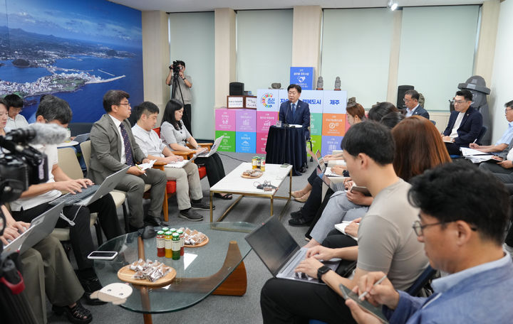 [제주=뉴시스] 오영훈 제주도지사는 4일 오전 제주도청 소통회의실에서 열린 기자간담회에서 제주형 기초자치단체 도입 등에 대한 입장을 밝히고 있다. (사진=제주도 제공) 2025.09.04. photo@newsis.com *재판매 및 DB 금지