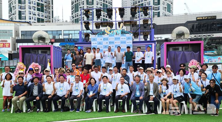 [시흥=뉴시스] 시흥시장배 국제 서핑 대회 참가 선수와 관계자들이 경기 폐막 후 기념 촬영을 하고 있다. (사진=시흥시 제공).2025.09.04.photo@newsis.com