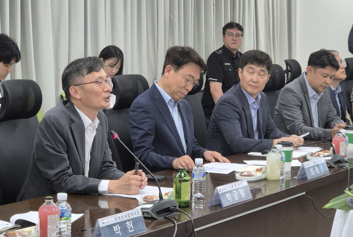 박금철 기획재정부 세제실장(왼쪽)이 4일 오전 경기 평택세관에서 열린 '평택 수출기업 현장 간담회'를 주재하고 있다.(사진 : 기재부 제공) 2025.9,4. *재판매 및 DB 금지