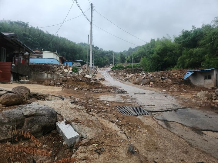 [산청=뉴시스] 서희원 기자 = 4일 경남 산청군 신등면 율현마을 지난 7월 극한호우로 10여채의 가옥이 쓸려 갔으며 1명의 실종자가 발생한 마을이다. 2025.09.04. shw1881@newsis.com *재판매 및 DB 금지