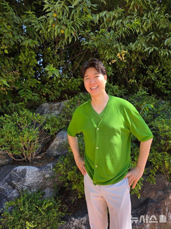 [서울=뉴시스] 방송인 박수홍이 지난 3일 서울 압구정에서 뉴시스와 인터뷰를 마친 후 사진 촬영을 하고 있다. (사진=뉴시스DB) 2025.09.04. photo@newsis.com  *재판매 및 DB 금지