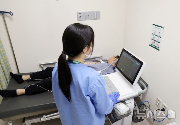 [서울=뉴시스] 의료진이 심전도검사를 진행하고 있다. (사진= 이대목동병원 제공)