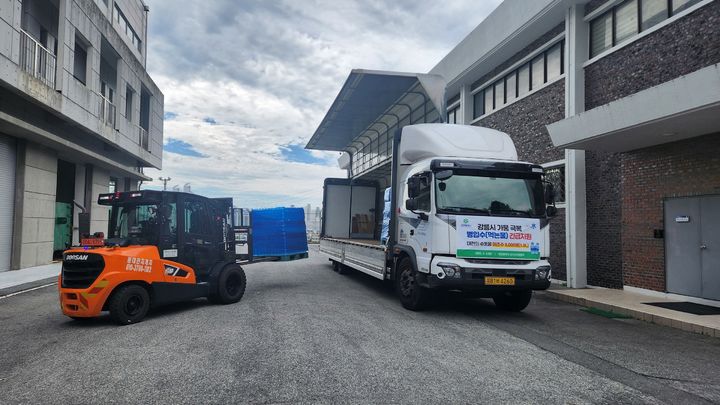 [대전=뉴시스]대전상수도본부가 강원도 강릉으로 보낼 대전 병입수돗물을 차량에 싣고 있다. 2025. 09. 04 photo@newsis.com *재판매 및 DB 금지