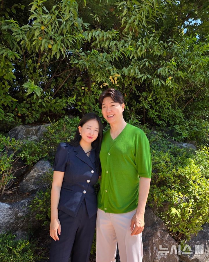 [서울=뉴시스] 방송인 박수홍과 아내 김다예 씨가 지난 3일 서울 압구정에서 뉴시스와 인터뷰를 마친 후 사진 촬영을 하고 있다. (사진=뉴시스DB) 2025.09.04. photo@newsis.com  *재판매 및 DB 금지