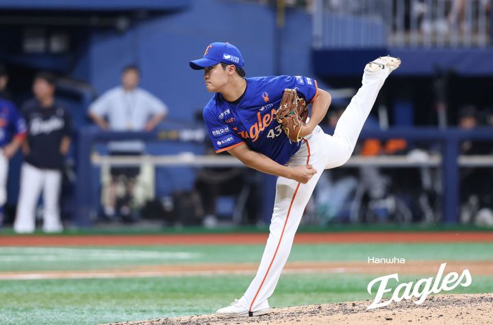 [서울=뉴시스] 프로야구 한화 이글스 정우주가 28일 서울 고척스카이돔에서 열린 2025 신한 쏠뱅크 KBO리그 키움 히어로즈전에 등판해 공을 던지고 있다. (사진=한화 이글스 제공) 2025.08.28. *재판매 및 DB 금지