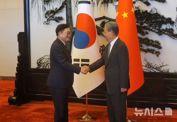 [베이징=뉴시스] 베이징특파원 공동취재단 = 우원식 국회의장이 4일 중국 베이징 인민대회당에서 자오러지 전국인민대표대회(전인대) 상무위원장과 만나 악수를 하고 있다. 2025.09.04 photo@newsis.com