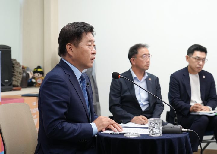 [제주=뉴시스] 오영훈 제주도지사는 4일 오전 제주도청 소통회의실에서 기자간담회를 갖고 불법 비상계엄에 동조했다는 소문에 대해 해명하고 있다. (사진=제주도 제공) 2025.09.04. photo@newsis.com *재판매 및 DB 금지